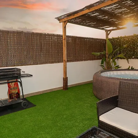 Apartment Private Terrace & Jacuzzi & Sleeps Six Barcelona