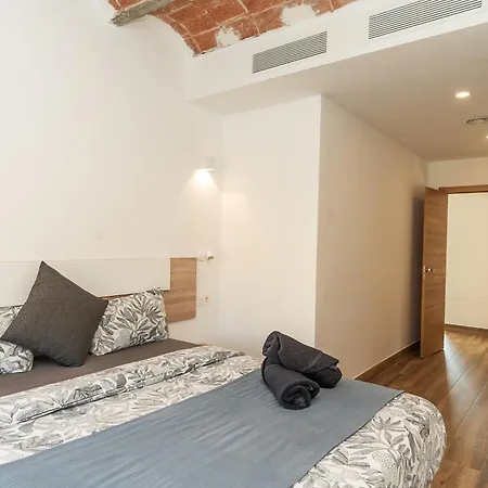 Private Terrace & Jacuzzi & Sleeps Six