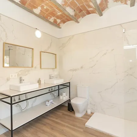 Private Terrace & Jacuzzi & Sleeps Six *