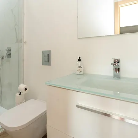 Private Terrace & Jacuzzi & Sleeps Six * Barcelona